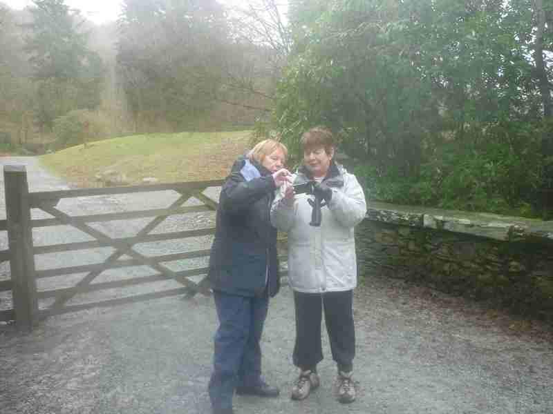 Lake District Weekend - Ev advises Hilary how to take photo by phone