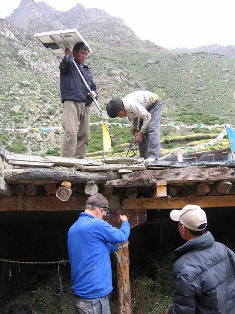 Halji Heathpost, Nepal - HaljiInstallation solar panels Til village