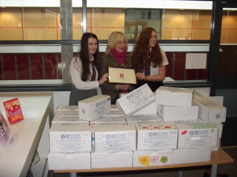 2014 Shoebox Project - Students of Inverclyde Academy pose with the certificate presented by President Anne 