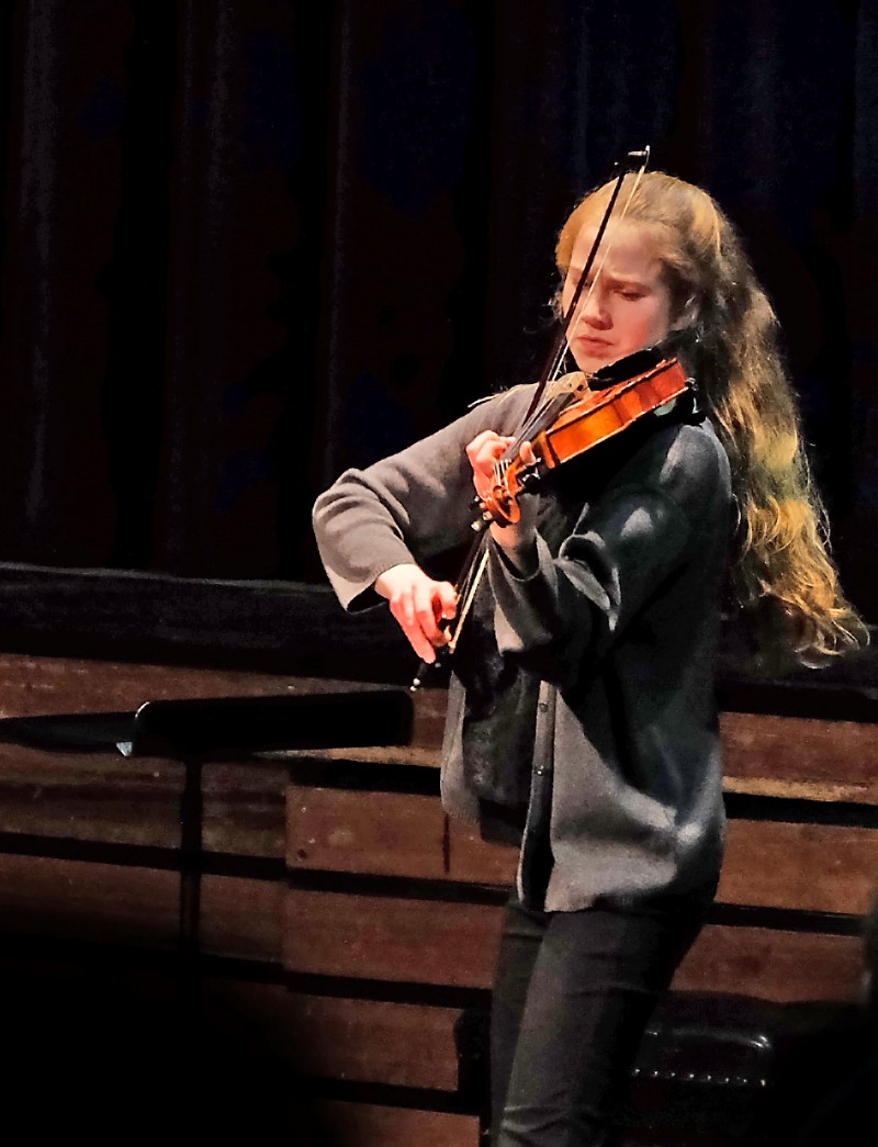 FINAL - SOUTHERN COTSWOLDS ROTARY YOUNG MUSICIAN COMPETITION, 2016 - Lizzie OBrien F8085astle School playing violin.
