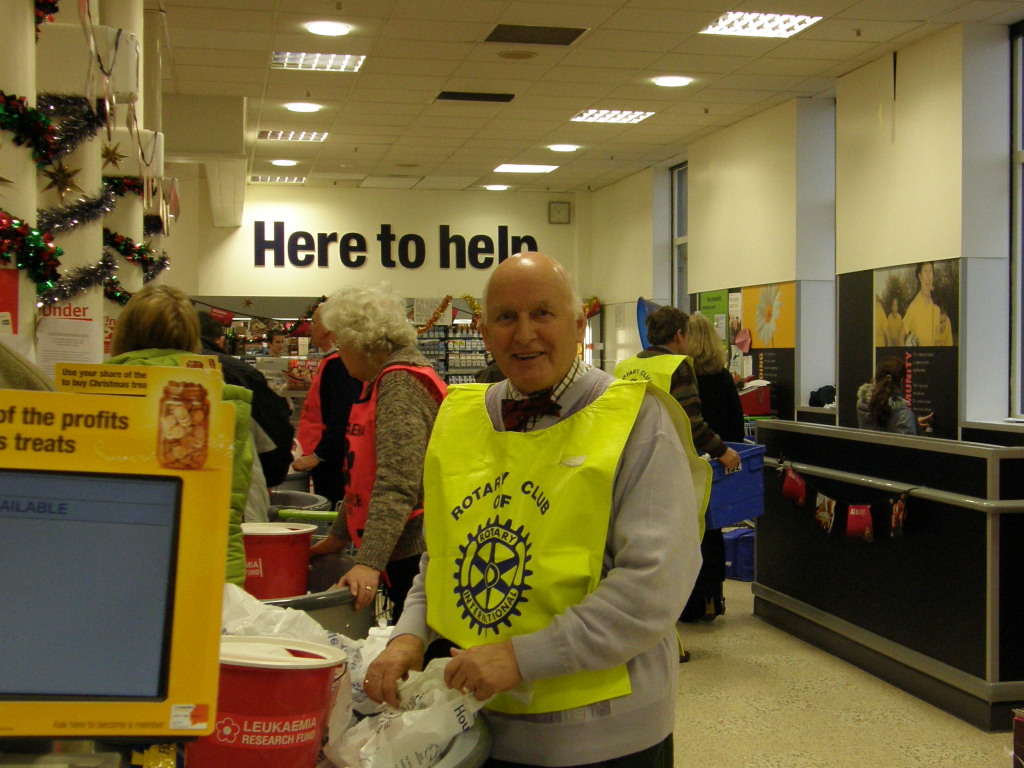 Leukaemia Fund Raiser - Rotarian and Past Mayor of Richmond, John, showing how Bag Packing can be done with style.