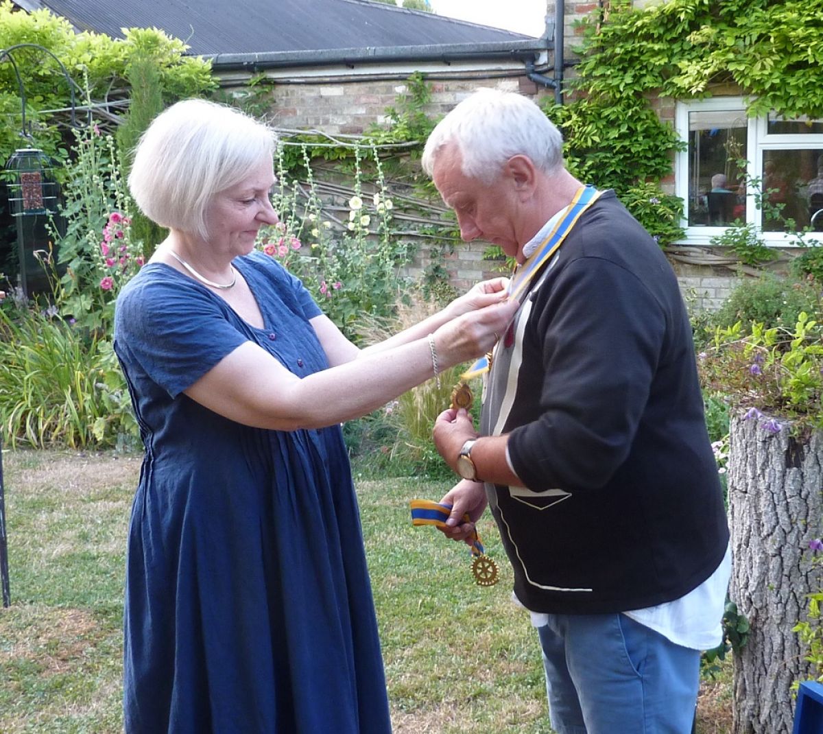 July 2022  Annual HANDOVER Party - BYO BBQ Harlton - The Presidential chain passes from Sian to David.