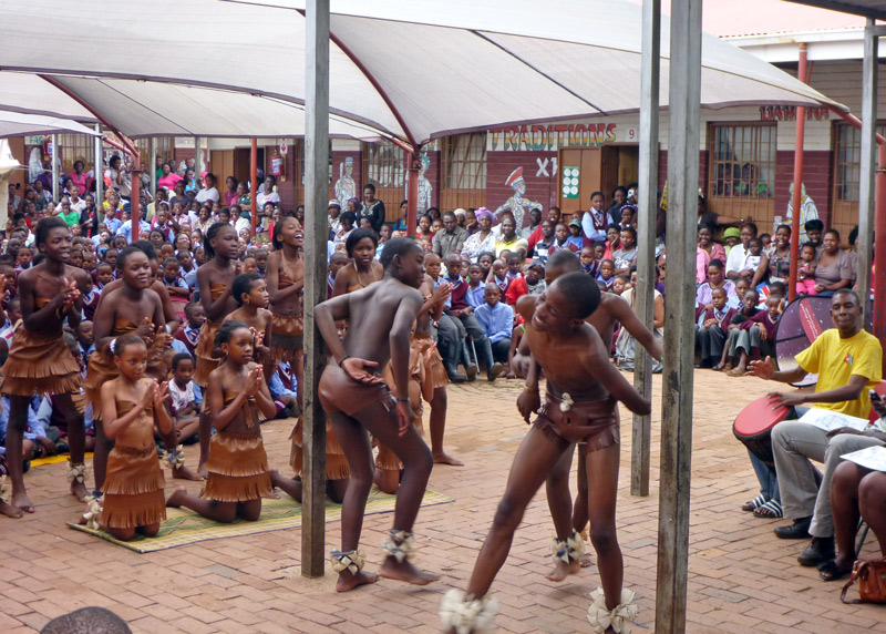 2012 Khensani Primary School - Children put on a show.