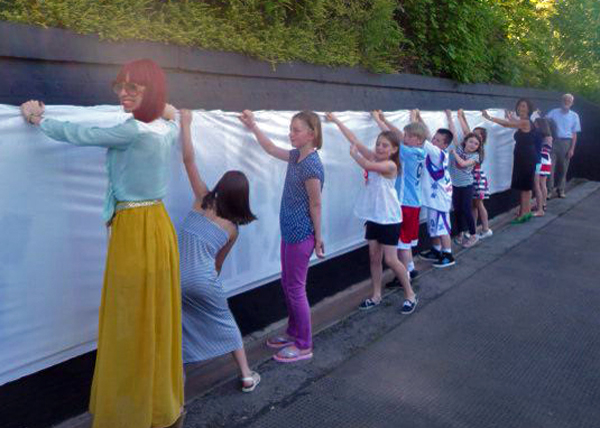 2012 05 25 Heaton Chapel Station - Jessie Rose and the children unveil the artwork.