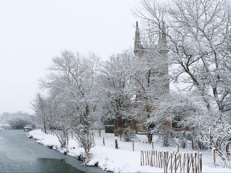 Around and about Hungerford - Hungerford Church in the snow