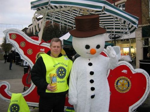 Xmas Street Collection - Saturday, 11th December 2010 - President, Kevin Bridge with Frosty the Snowman