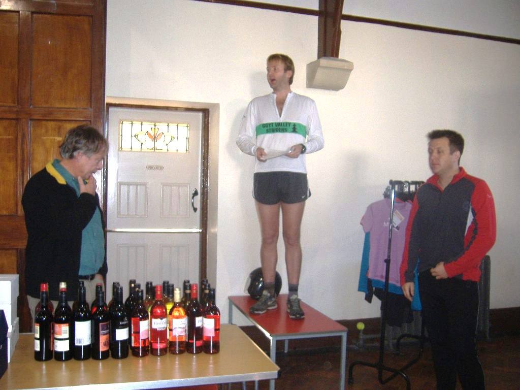 Buxton Rotary Windgather Fell Race 2007 - Al announces time for the Prizes!