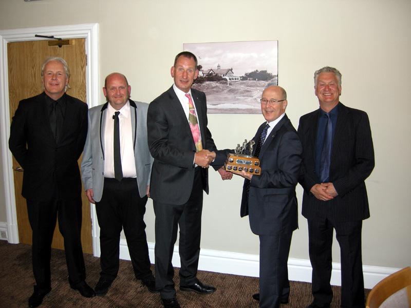 Bus Am Golf 2016 - Mark Sergent receives the winners trophy from Jeff MacCalman