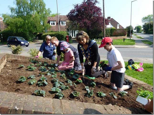 25-31 May 2012 - The 4 winning flowerbed designs are planted - Woodside Road flowerbed - Town Mayor Mimi Harker with Vincent, Ava, Rotarian Pat Armstrong and Neil