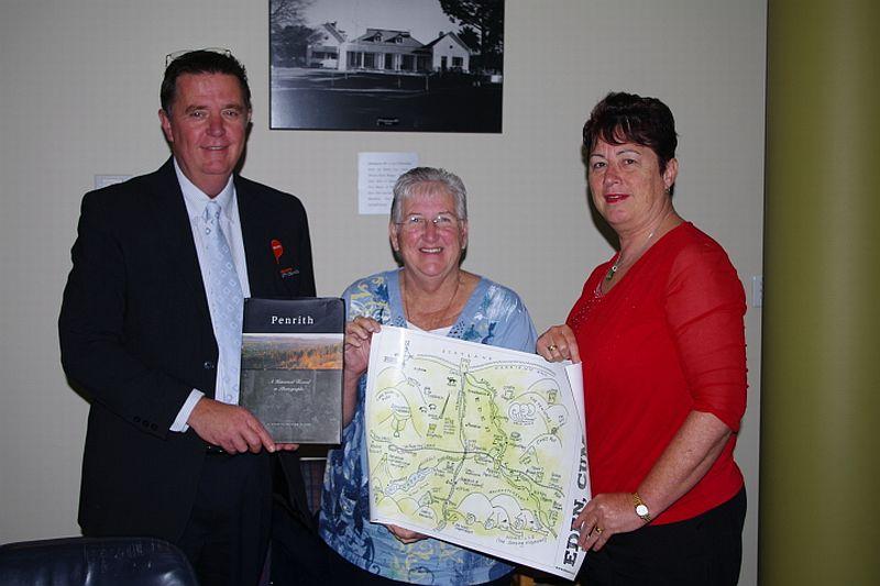 Visit from Penrith [Australia] - Penrith [Australia] Mayor Greg Davies and deputy mayor Jackie Greenow receiving the gifts that were sent from Eden District Council
