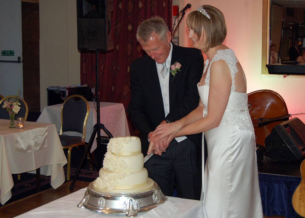 Richard and Jane's wedding June 2008 - Cutting the cake